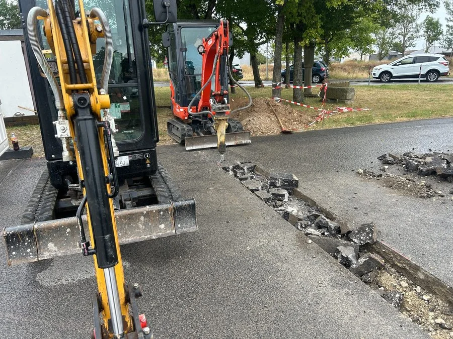 Abbrucharbeiten mit eigener Technik Abbruch einer Asphaltfläche mit zwei Minibaggern