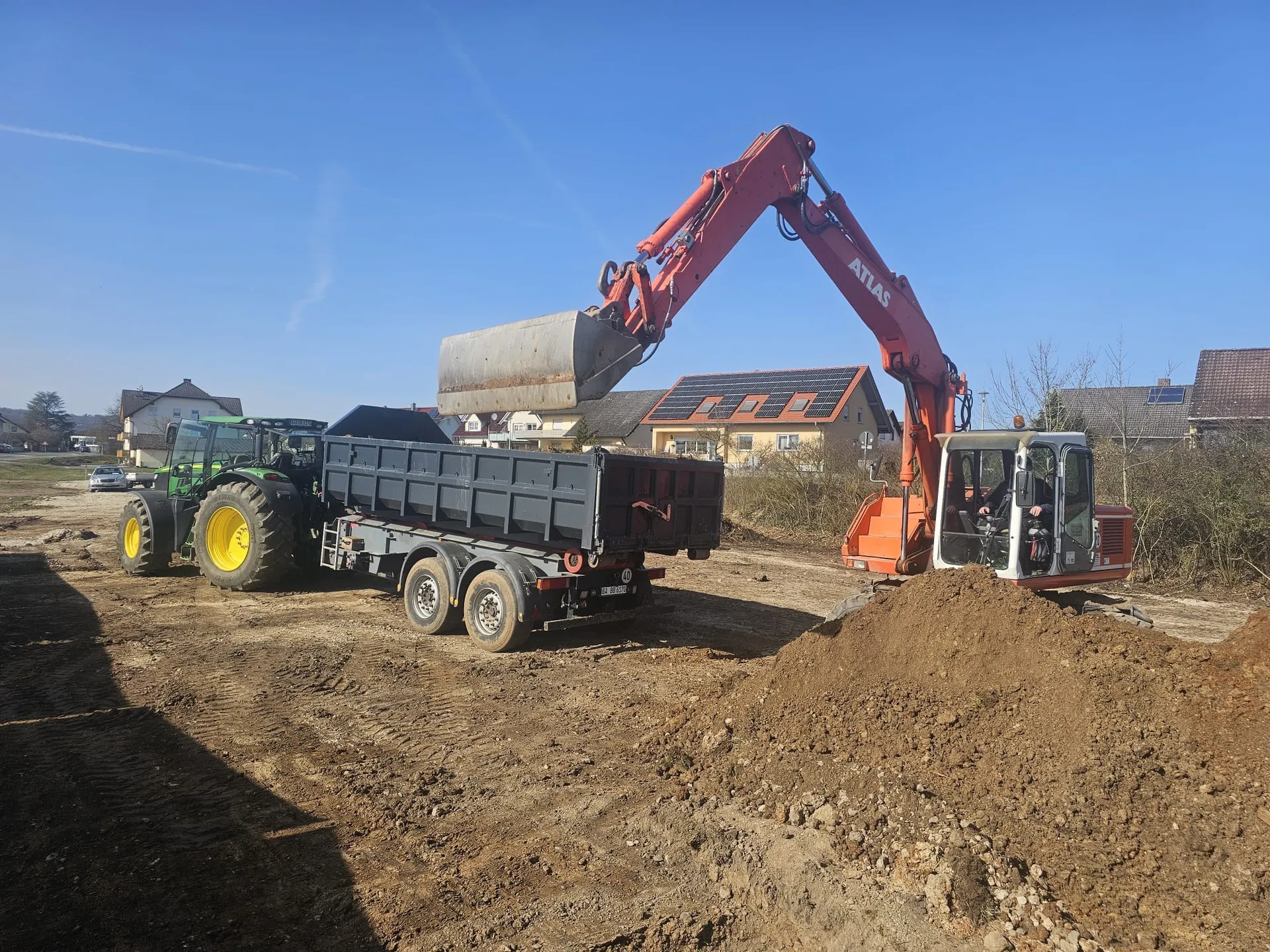 Bagger belädt den Abtransport – eigene Technik