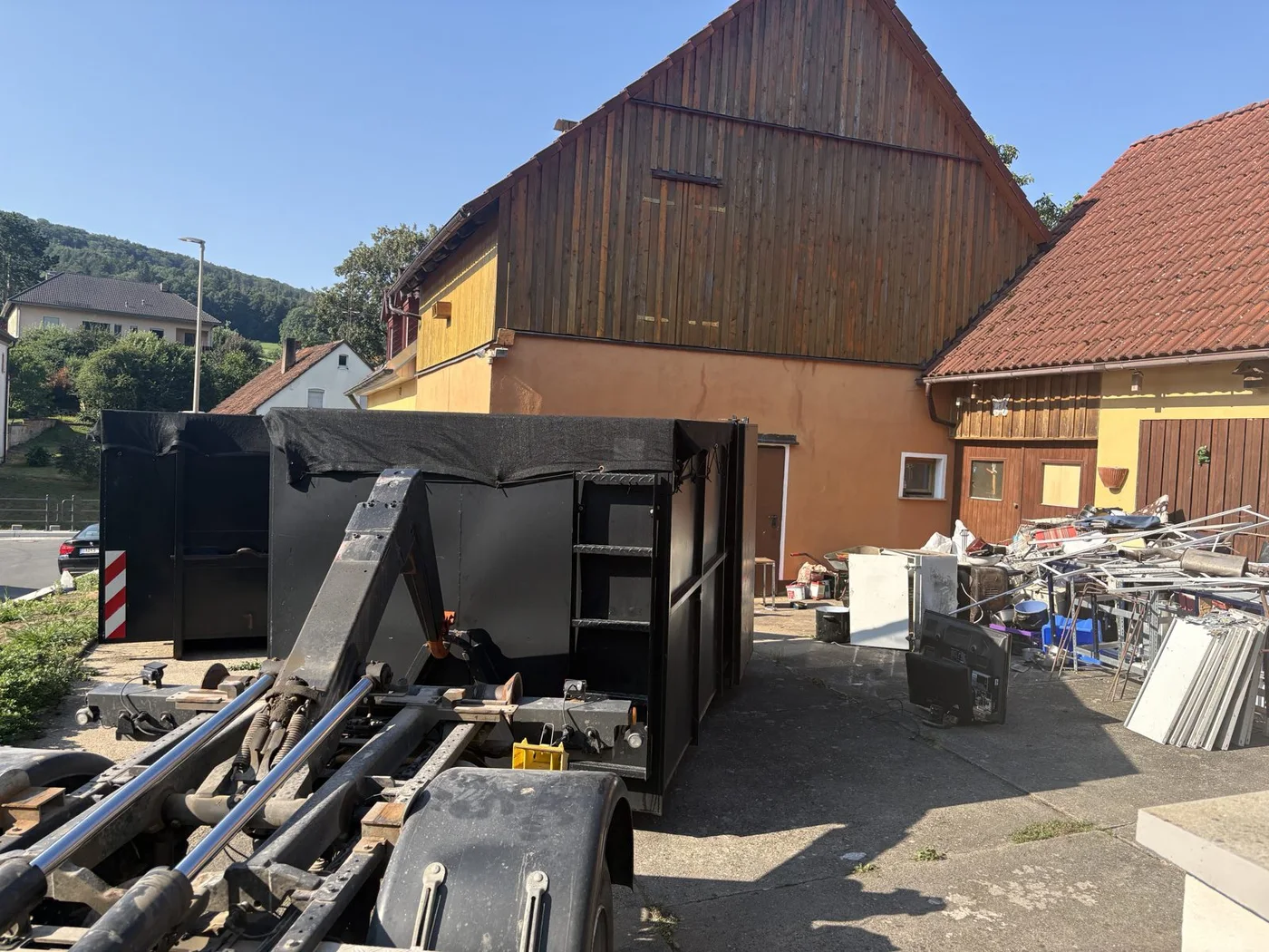 Haushaltsauflösung im Einsatz Haushaltsauflösung mit Containern und Abtransport auf dem Hof