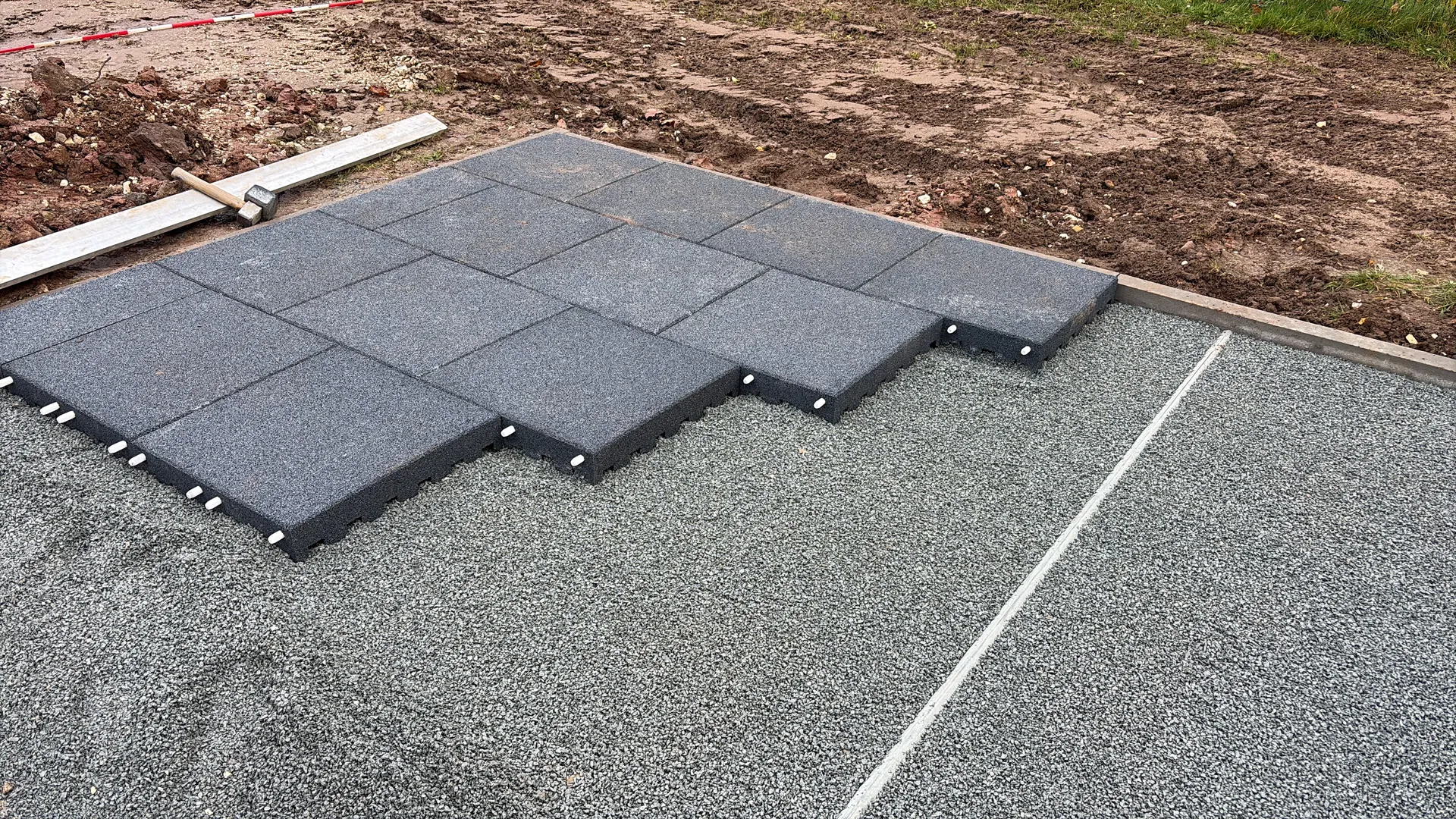 Wärmepumpen-Fundament – Plattenverlegung Verlegung der Fundamentplatten auf verdichtetem Splittbett