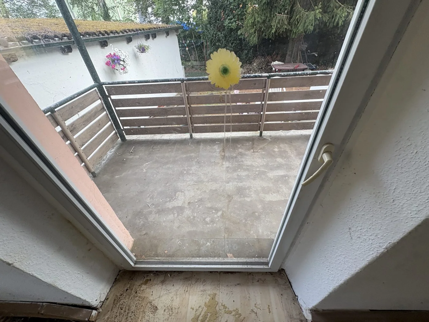 Balkon nach der Räumung Balkon nach der Entrümpelung in Haßfurt – leer und besenrein