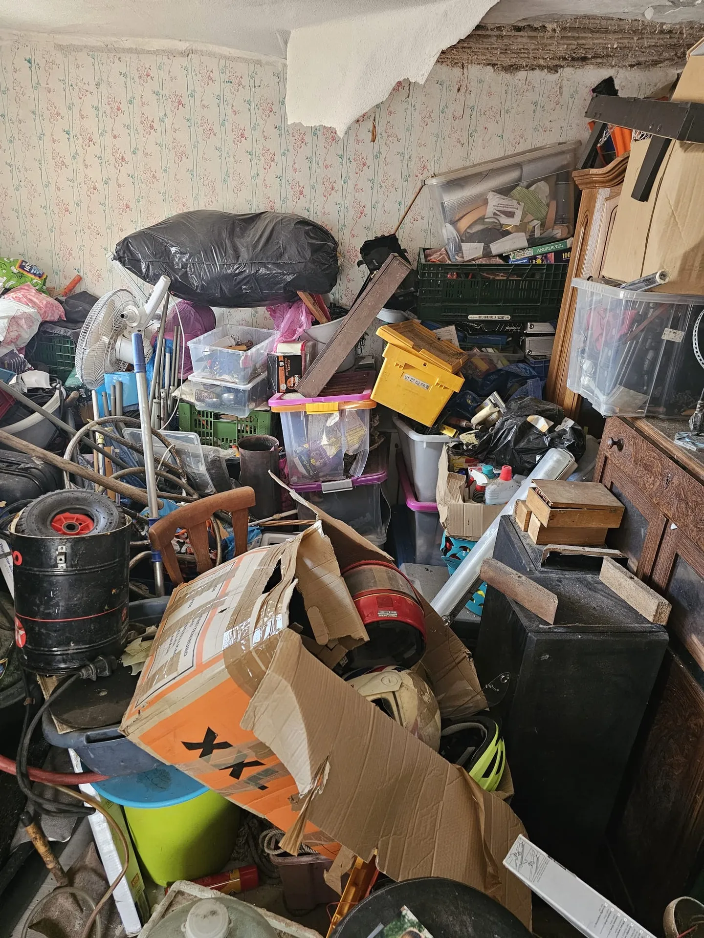 Auch schwierige Fälle – ohne Vorurteile Stark vermülltes Zimmer vor der Entrümpelung