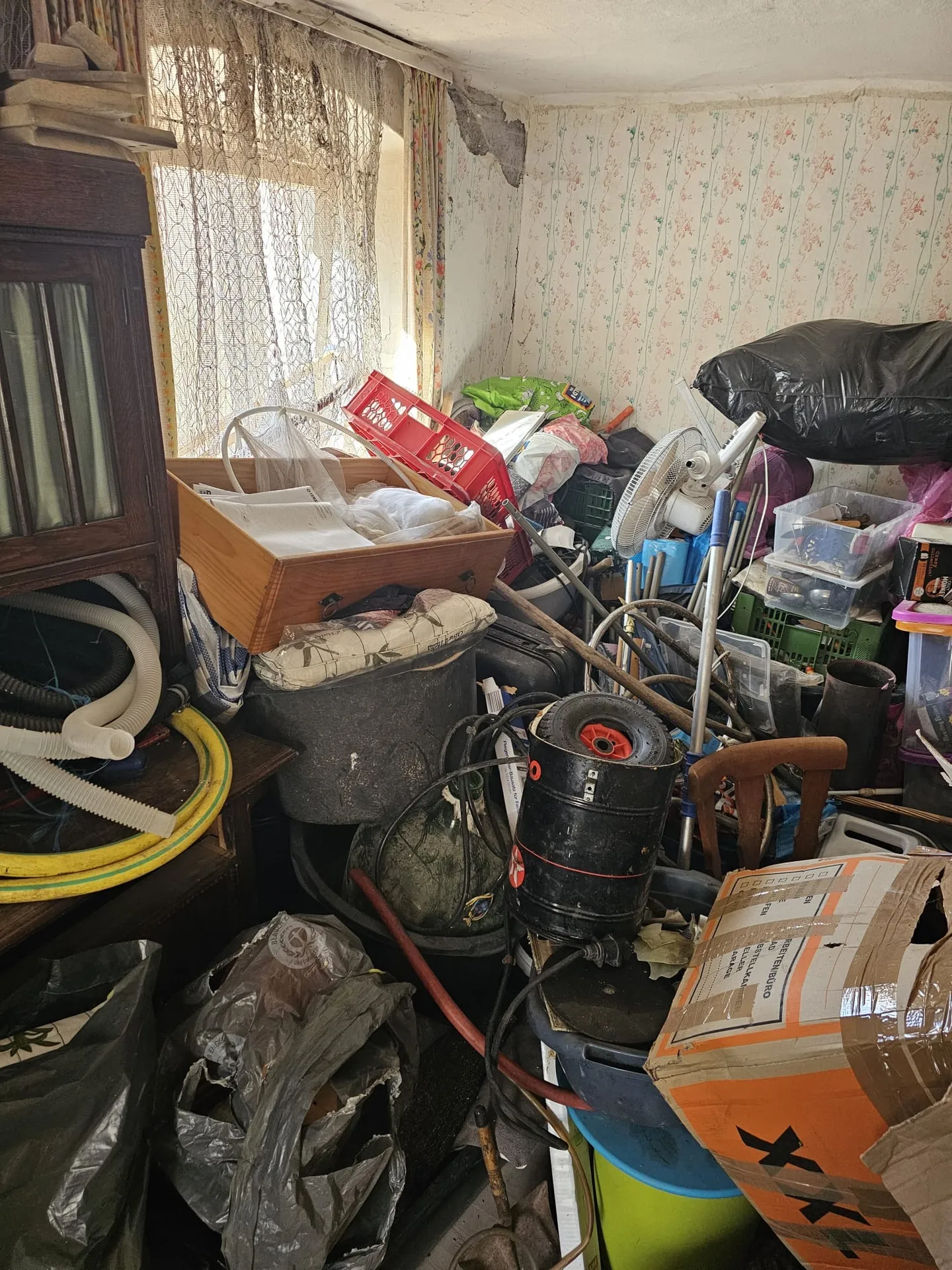 Haushaltsauflösung – vorher Vollgestelltes Wohnzimmer vor der Haushaltsauflösung