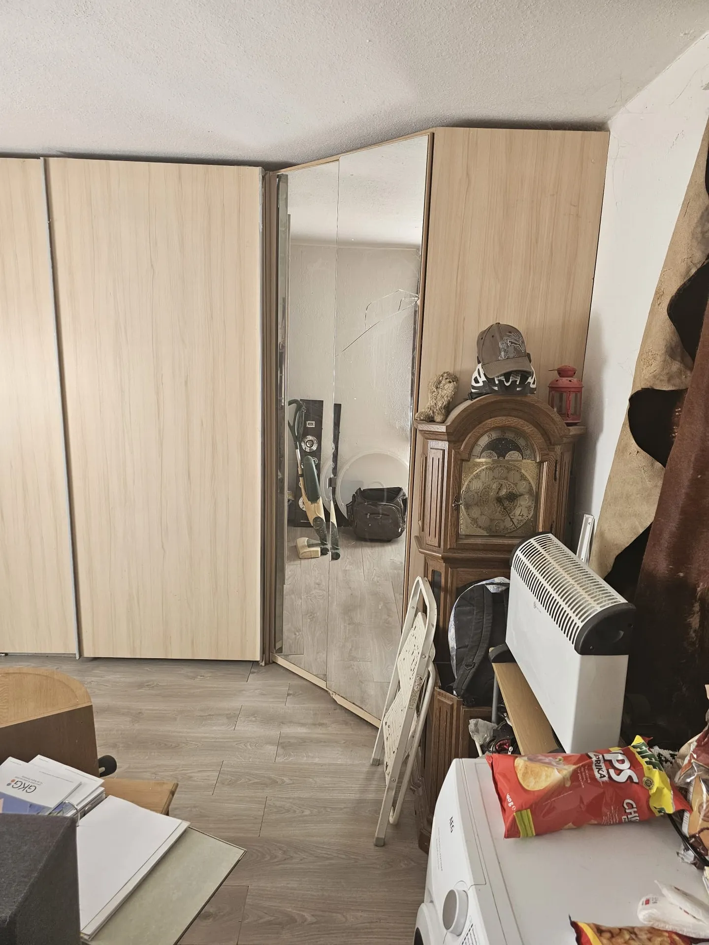 Haushaltsauflösung – vorher Wohnzimmer mit Schrankwand vor der Haushaltsauflösung